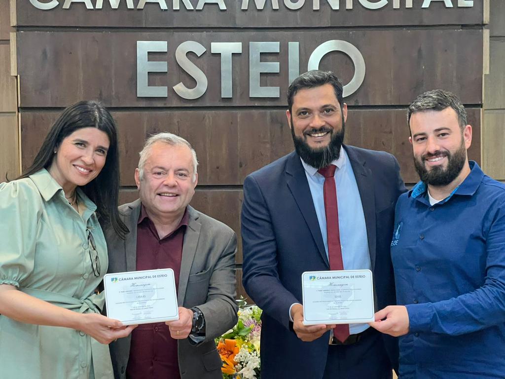 Vereadores Cristiano Coutinho e Marcelo Kohlrausch entregam as homenagens